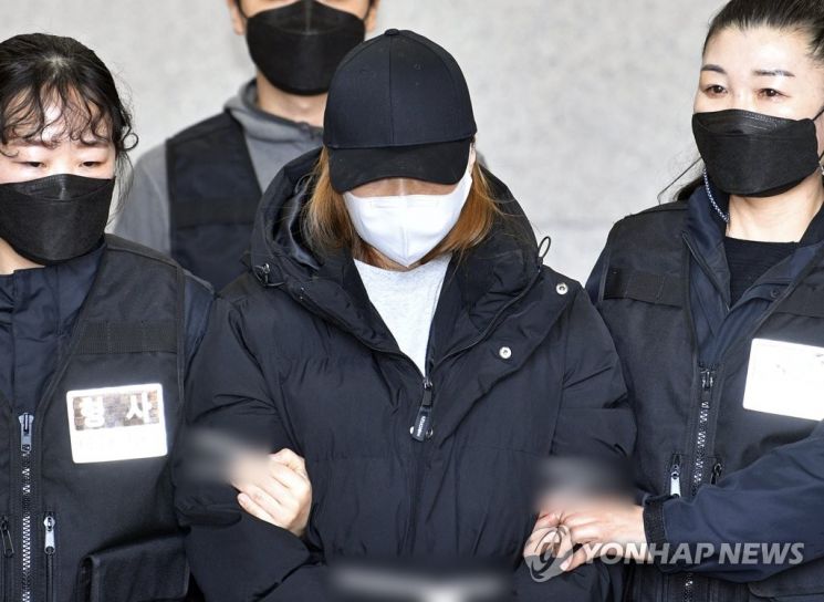 3월17일 오후 경북 구미경찰서에서 3세 여아 사망사건의 친모인 석모씨가 호송 차량으로 이동하고 있다. [이미지출처=연합뉴스]