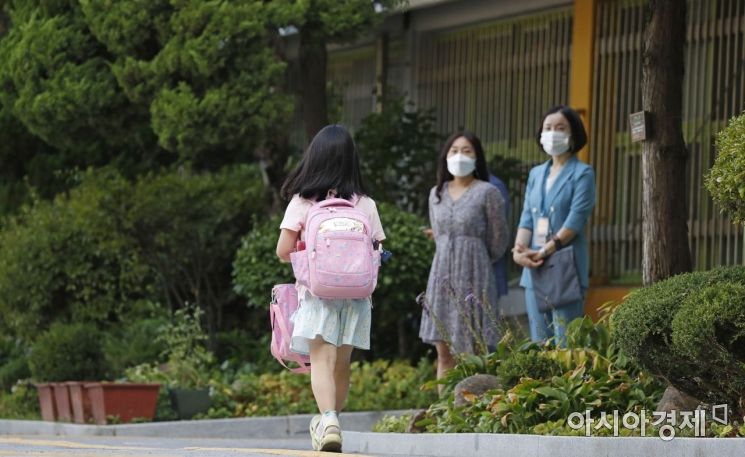 '선생님 관심 속에서' 강서구 월정초 학생이 등교를 하고 있다. /사진공동취재단