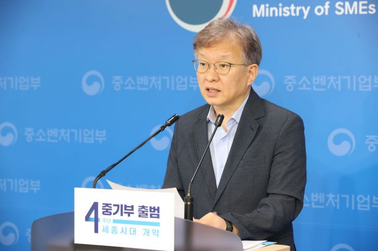 권칠승 중소벤처기업부 장관이 17일 오전 정부세종청사에서 희망회복자금 지급 개시 브리핑을 하고 있다.
