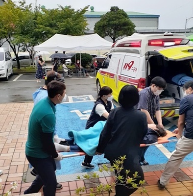 진도군, 코로나19 ‘감염병대응팀장 과로로 쓰러져 병원으로 이송하고 있다. / ⓒ 아시아경제