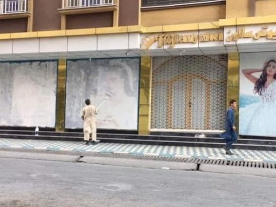 "아프간에서 태어났다는 이유로…천천히 죽겠죠" 10대 소녀의 절규