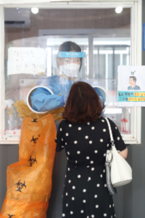 코로나 확산세가 이어지고 있는 17일 서울역 광장에 마련된 임시 선별검사소에서 한 시민이 검사를 받고 있다. /문호남 기자 munonam@