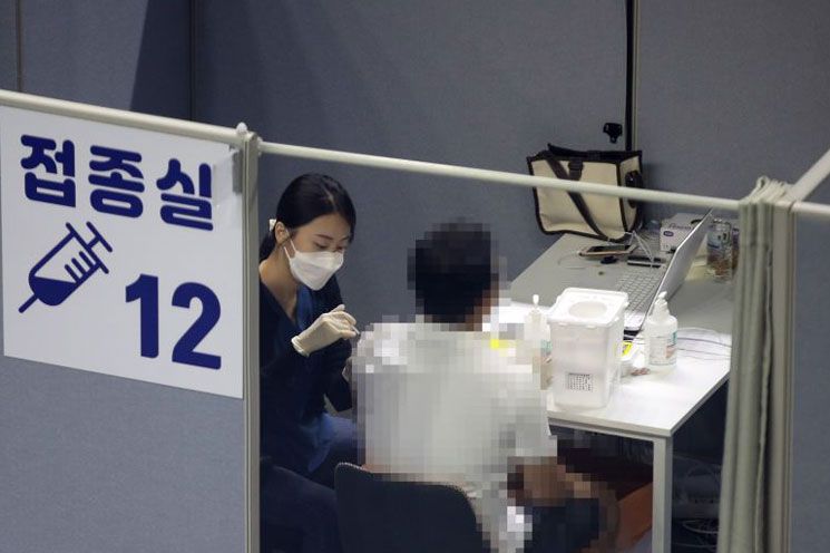 17일 오전 서울 동작구 예방접종센터가 설치된 사당종합체육관에서 의료진이 시민에게 백신 접종을 하고 있다. [이미지출처=연합뉴스]
