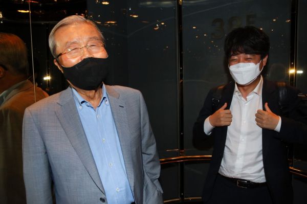 지난달 29일 국민의힘 이준석 대표와 김종인 전 비상대책위원장이 서울 중구 한 호텔 식당에서의 만찬 회동 뒤 웃으며 엘리베이터에 타고 있다.