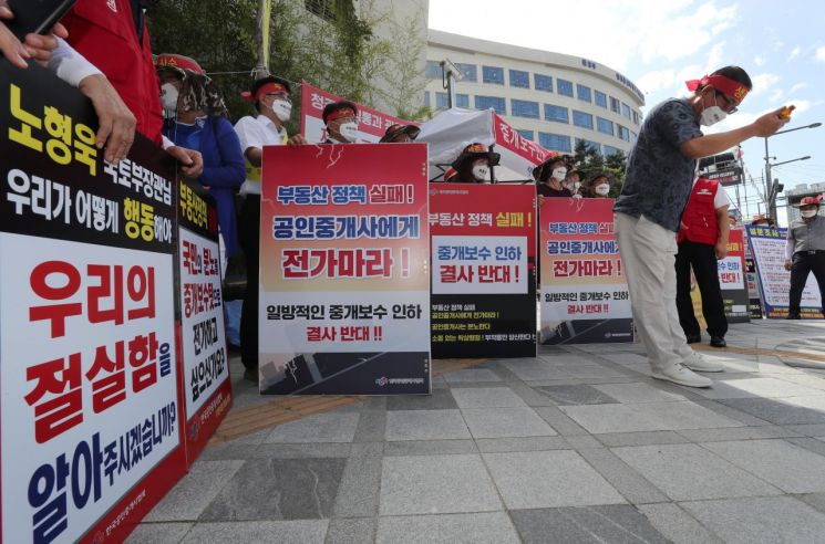 17일 오후 세종시 정부세종청사 국토교통부 앞에서 열린 한국공인중개사협회 중개보수 인하 반대 기자회견에서 한 참석자가 "할복하고 싶은 심정"이라며 음료수병으로 본인의 머리를 치고 있다. [이미지출처=연합뉴스]