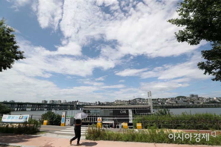 잠원한강공원에서 한 시민이 양산을 쓴 채 산책을 하고 있다. /문호남 기자 munonam@