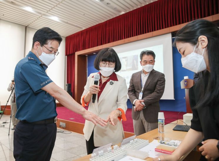 김창룡 경찰청장(왼쪽)이 18일 '경찰소통포럼'에 참석해 마약류 탐지 키트를 살펴보고 있다.[사진제공=경찰청]