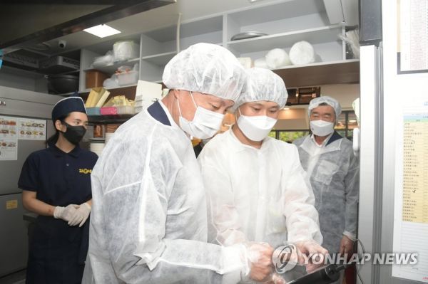 김강립 식품의약품안전처장이 13일 오전 경기도 과천에 위치한 한 프랜차이즈 김밥집을 방문해 조리상태를 점검하고 있다. [이미지출처=연합뉴스]