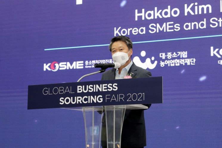 18일 글로벌 비즈니스 소싱페어에서 김학도 이사장이 개회사를 하고 있다.