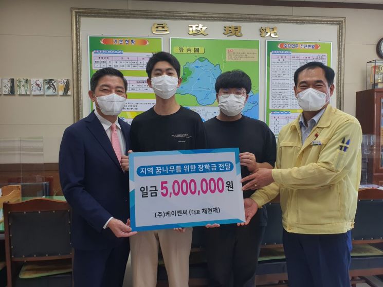 Centered around the students, CEO Chae Hyun-jae is on the left and Seon Nam-gyu, the mayor of Beolgyo-eup, is on the right, taking a commemorative photo. (Photo by Boseong-gun)