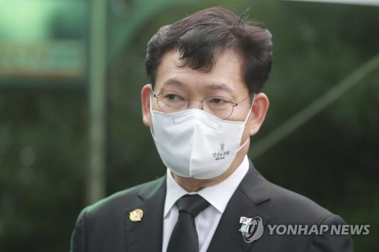 더불어민주당 송영길 대표가 김대중 전 대통령 서거 12주기인 18일 오후 서울 동작구 국립서울현충원 내 김 전 대통령 묘역 참배를 마친 뒤 취재진의 질문에 답하고 있다. /사진=연합뉴스