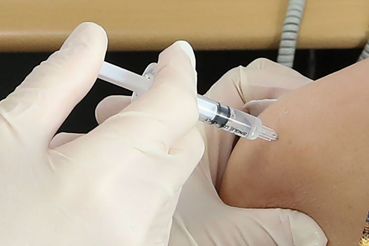 한 시민이 아사트라제네카 백신을 접종 받고 있다.사진은 기사 중 특정 표현과 무관. [이미지출처=연합뉴스]