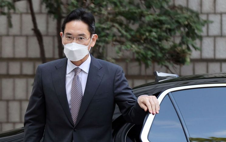삼성물산·제일모직 합병 과정에서 인위적으로 제일모직 주가를 띄우고 삼성물산 주가를 낮추는 등 부당한 행위를 지시한 혐의를 받고 있는 이재용 삼성전자 부회장이 19일 오전 서울 서초구 중앙지방법원에서 열린 1심 속행 공판에 출석하고 있다. [이미지출처=연합뉴스]