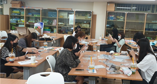 놀이키트를 제작 중인 굿티처 회원들.