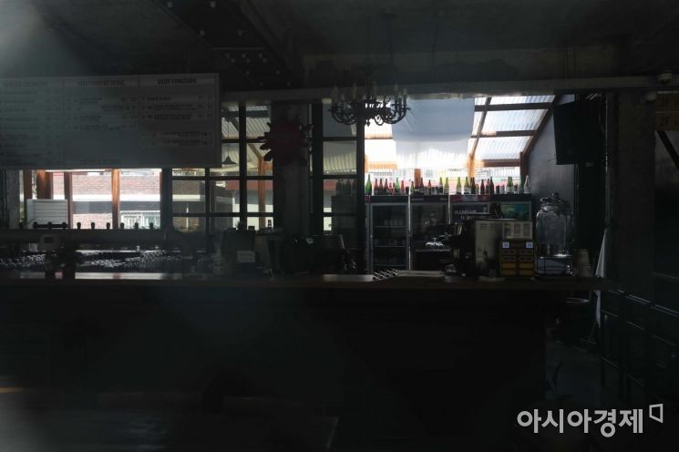 이태원 한 식당이 폐업해 불이 꺼져 있다. /문호남 기자 munonam@