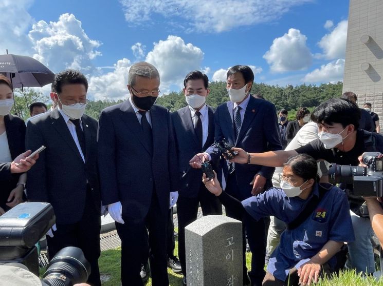김종인 전 국민의힘 비상대책위원장이 19일 오전 광주광역시 북구 국립5·18민주묘지를 찾아 박현숙, 전재수 열사의 묘 앞에서 묵념하고 있다. 조형주 기자