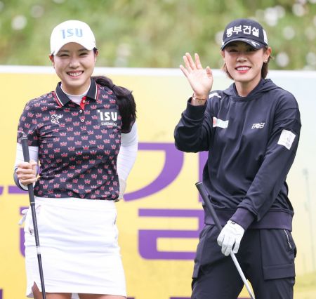 박희영(왼쪽)-박주영 자매가 국민쉼터 하이원리조트여자오픈 첫날 10번홀에서 환하게 웃고 있다. 사진제공=KLPGA