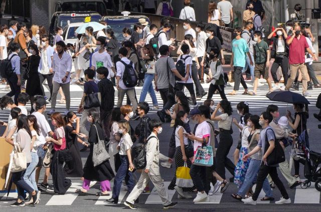 18일 일본 수도 도쿄에서 코로나19 예방 마스크를 쓴 시민들이 횡단보도를 걷고 있다. [이미지출처=연합뉴스]