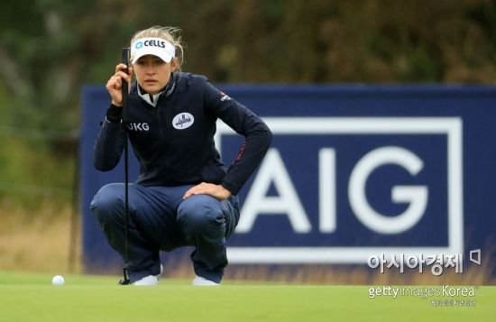넬리 코르다가 AIG여자오픈 첫날 8번홀에서 퍼팅 라인을 읽고 있다. 커누스티(스코틀랜드)=Getty images/멀티비츠