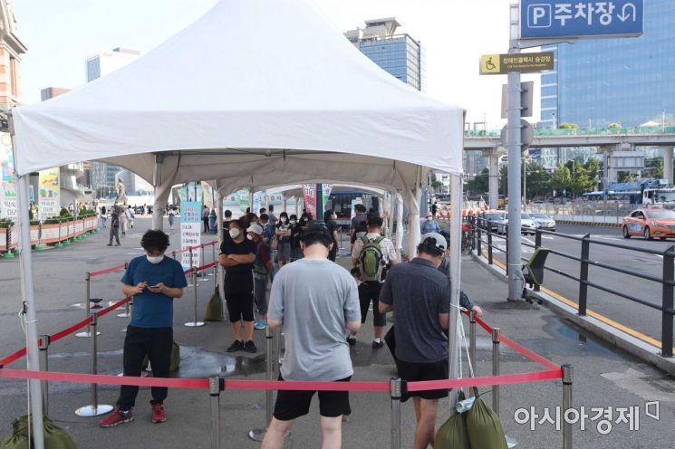 선별검사소가 시민들로 북적이고 있다. /문호남 기자 munonam@