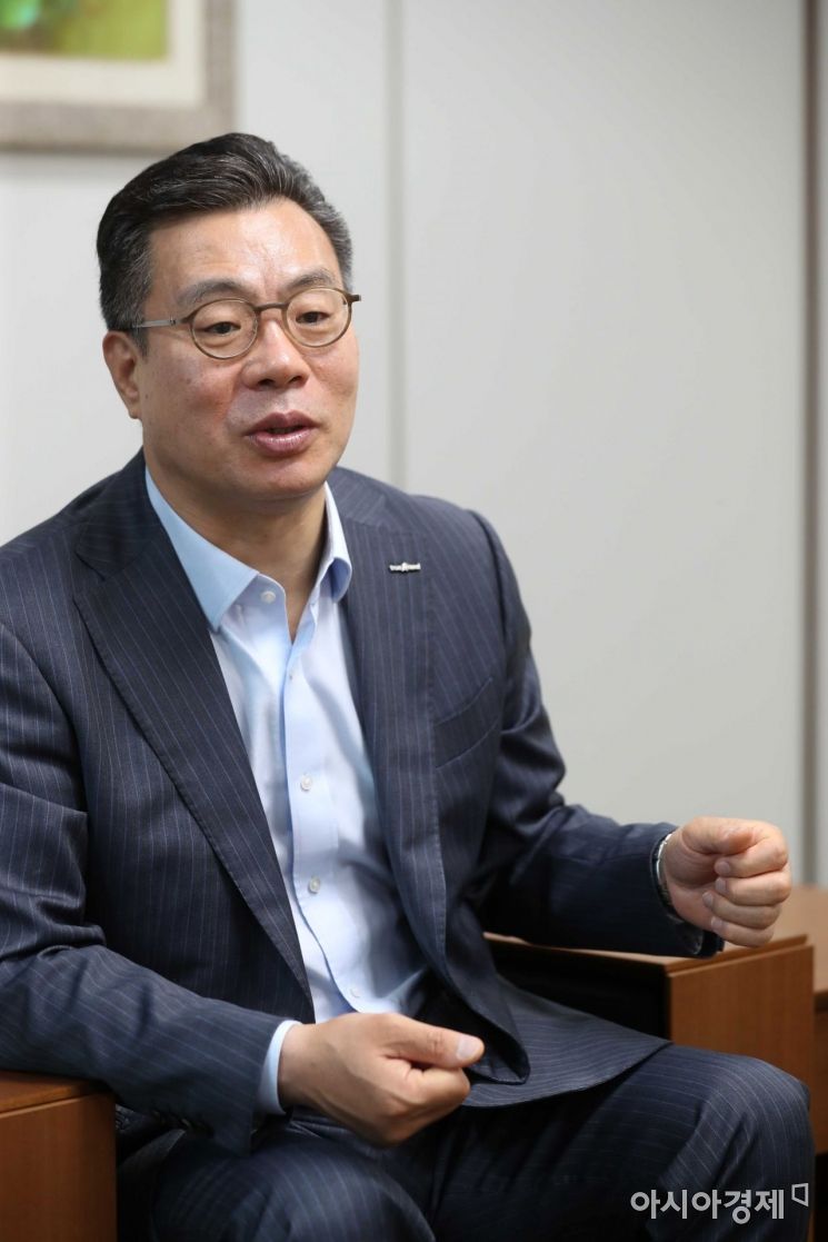 정일문 한국투자증권 사장이 20일 아시아경제와 인터뷰하고 있다. /문호남 기자 munonam@