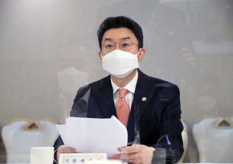 이억원 기획재정부 1차관이 20일 정부서울청사에서 '제28차 혁신성장 전략점검회의 겸 코로나19 정책점검회의 겸 제23차 물가관계차관회의'에서 발언하고 있다. [이미지출처=연합뉴스]