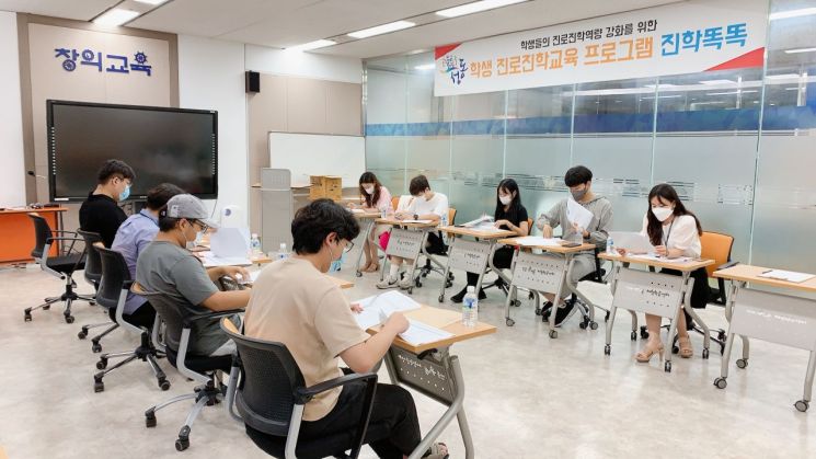 지난 13일 혁신교육지구 사업 기초교육을 받고 있는 청년 모니터링단