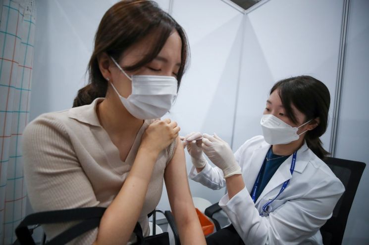 지난 21일 서울시 양천구 건강힐링문화관에 마련된 코로나19 백신 접종센터에서 의료진이 백신 접종을 하고 있다. [이미지출처=연합뉴스]