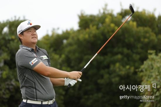 임성재가 ‘PO 1차전’ 더노던트러스트 셋째날 3번홀에서 티 샷을 하고 있다. 저지시티(미국)=Getty images/멀티비츠