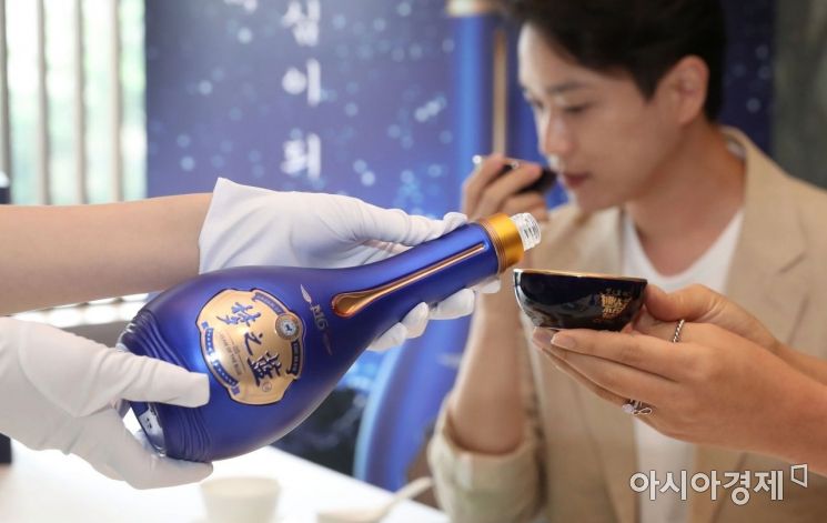 22일 서울 중구에 위치한 중식당 '중심'에서 중국 프리미엄 바이주를 대표하는 '몽지람' 시리즈, '몽지람 M3크리스탈'과 몽지람 M6 플러스'를 모델들이 선보이고 있다./윤동주 기자 doso7@