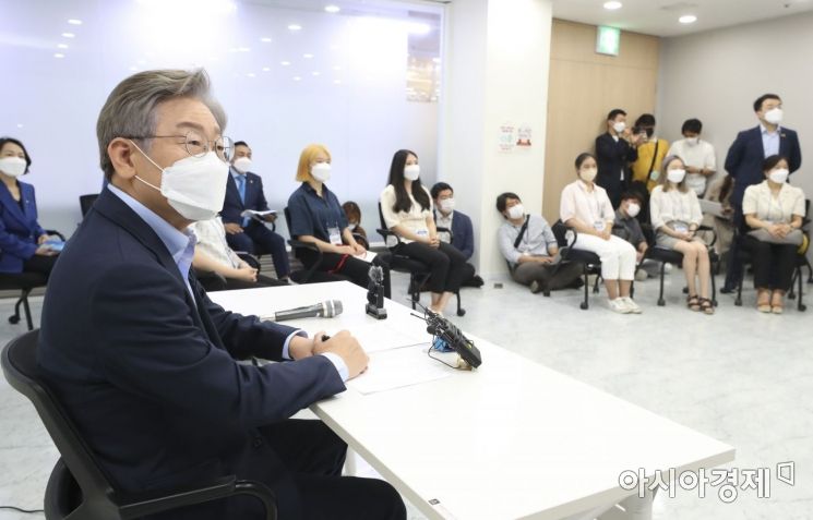 이재명 더불어민주당 대선경선 후보가 22일 서울 용산구 전자랜드에 위치한 숙명여자대학교 캠퍼스타운사업단을 방문, 여성청년 스타트업 관계자들과 간담회를 갖고 있다./윤동주 기자 doso7@