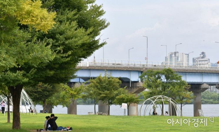 초가을 날씨를 보인 22일 서울 한강공원을 찾은 시민들이 초가을 정취를 느끼고 있다./윤동주 기자 doso7@