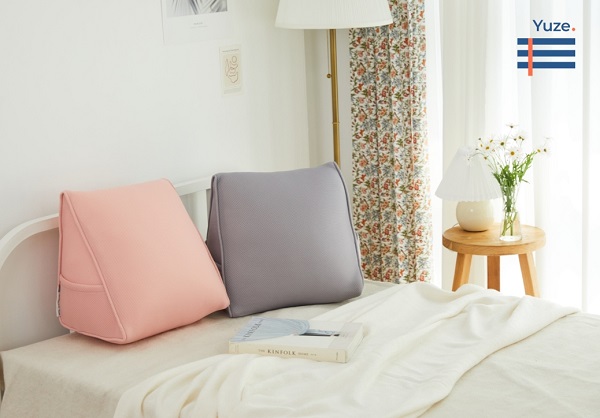 유즈의 삼각 등쿠션. [사진제공=유즈]