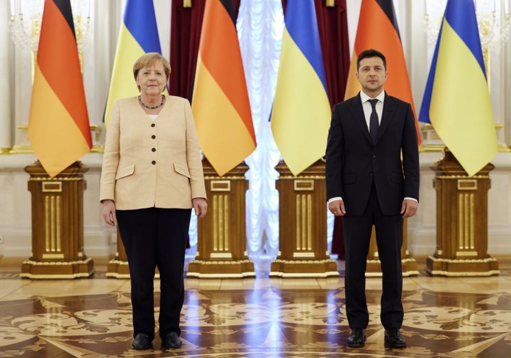 앙겔라 메르켈 독일 총리(왼쪽)와 볼로디미르 젤렌스키 대통령 [이미지출처=AP연합뉴스]