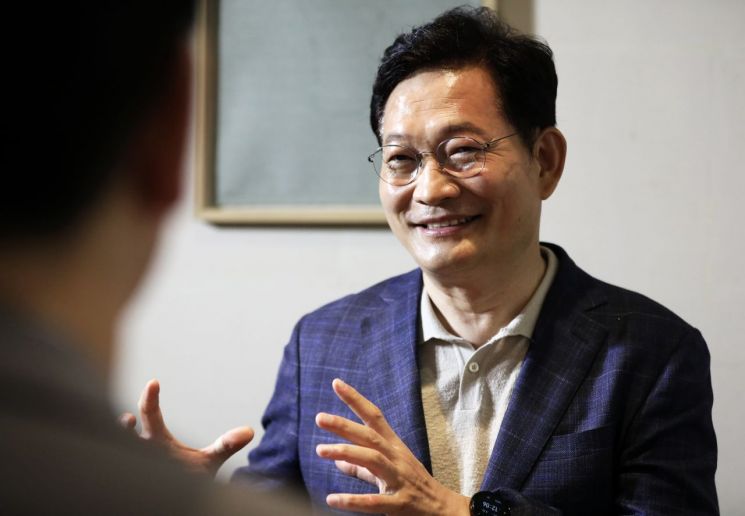 송영길 더불어민주당 대표가 22일 서울 여의도의 한 식당에서 당 대권주자인 박용진 의원과 대화하고 있다. /사진=연합뉴스