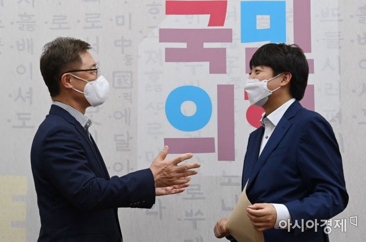 최재형 국민의힘 대선예비후보가 23일 국회 당대표실에서 언론악법 저지공동투쟁을 위한 ‘당대표-대선예비후보 연석회의’ 제안서를 이준석 대표에게 전달 후 이야기를 나누고 있다./윤동주 기자 doso7@