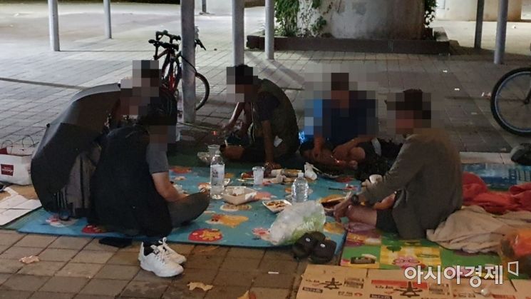 지난 20일 오후 10시 50분께 서울 뚝섬유원지에서 남성 6명이 술판을 벌이고 있다./사진=이정윤 기자 leejuyoo@
