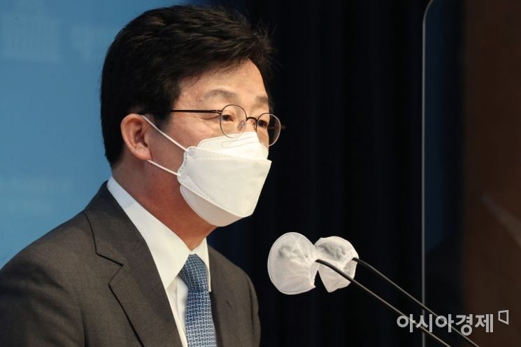 유승민 국민의힘 대선경선 후보가 23일 국회 소통관에서 윤석열 캠프 관련 기자회견을 갖고 있다./윤동주 기자 doso7@