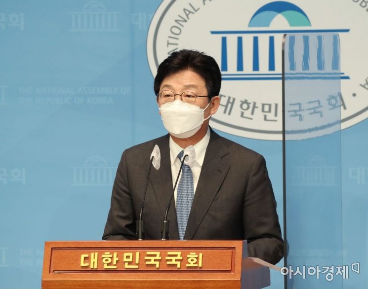 유승민 국민의힘 대선경선 후보가 23일 국회 소통관에서 윤석열 캠프 관련 기자회견을 갖고 있다./윤동주 기자 doso7@