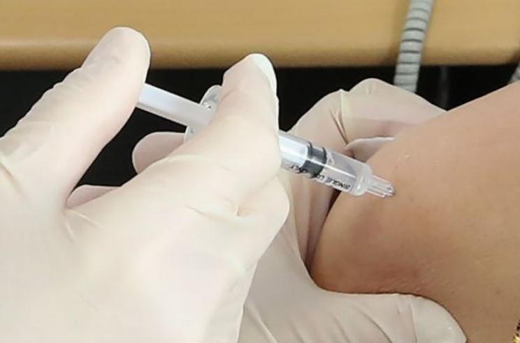 한 시민이 백신을 접종 받고 있다.사진은 기사 중 특정 표현과 무관. [이미지출처=연합뉴스]