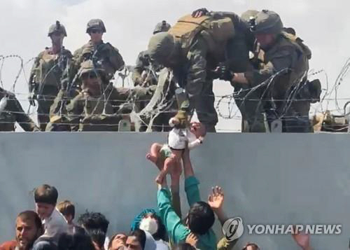 아프가니스탄 카불 공항에서 미군이 아프간인의 간절한 요청에 아기만 구조하는 모습. /사진=연합뉴스