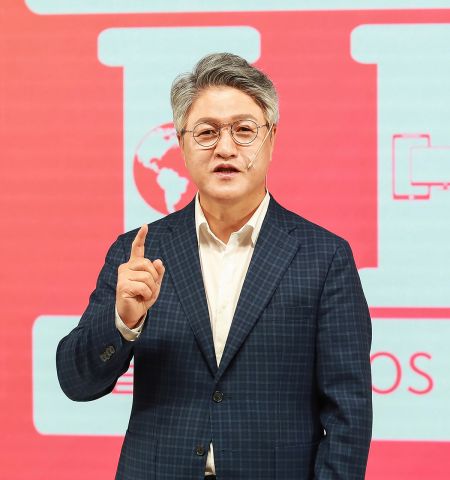 이재환 원스토어 대표가 23일 오전 온라인 기자간담회에서 새 비전 '글로벌 멀티 OS 콘텐츠 플랫폼'을 발표하고 있다.