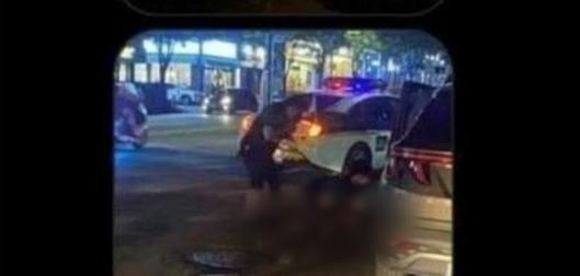 22일 오후 9시께 울산대학교 앞 주차차량 옆에 한 남성이 흉기에 찔린 채 쓰러져 있다. 신고받고 출동한 경찰이 병원으로 남성을 이송하려 하고 있다.[이미지출처=온라인커뮤니티]
