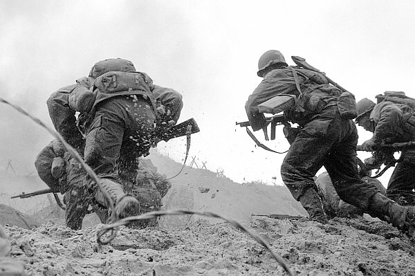 1950년 9월 낙동강 방어선 전투에서 참호 밖으로 나와 진격하는 국군 병사들의 모습[이미지출처= 국가기록원 홈페이지]