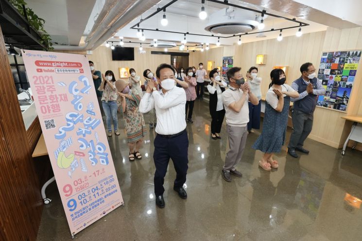 광주 동구는 내달 3일부터 대면·비대면으로 진행하는 광주문화재야행 '동구 달빛걸음'을 앞두고 디지털 소외계층을 위한 교육을 제공하고 있다고 23일 밝혔다. 사진=동구청 제공.