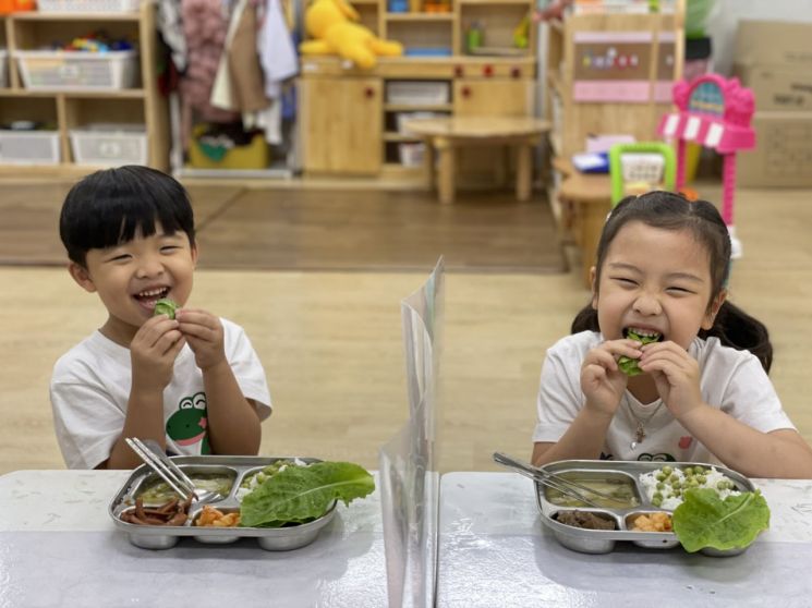 유덕열 동대문구청장(오른쪽 세 번째)과 신미숙 새마을부녀회 회장(왼쪽 세 번째)을 비롯한 새마을부녀회 임원들이 격려금 기탁 후 기념 촬영을 하고 있다.