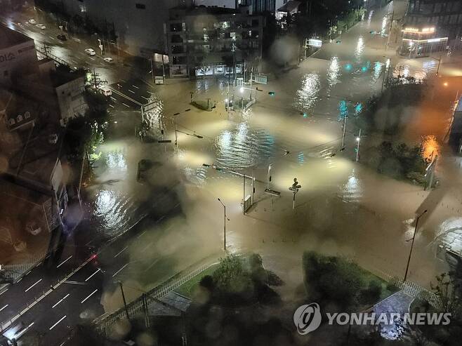 태풍 오마이스가 경남 고성에 상륙한 24일 밤 연제구 연산동 홈플러스 앞 교차로 일대가 침수 돼 통제되고 있다. [이미지출처=연합뉴스]