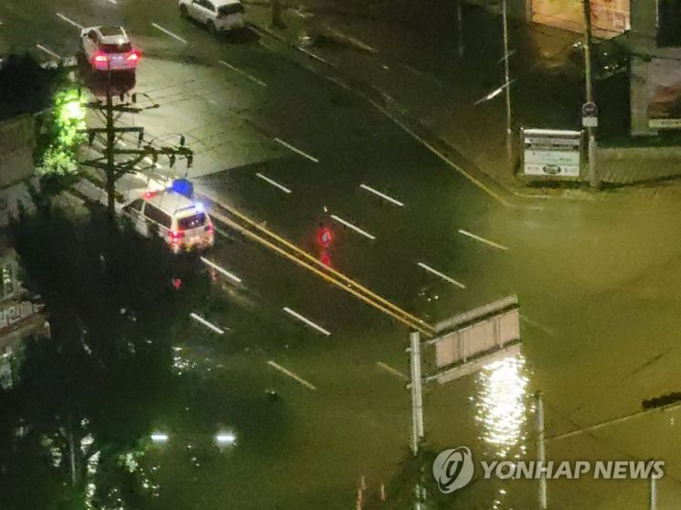 지붕 날아갈 정도의 강풍…태풍 '오마이스' 부산 강타, 곳곳 침수피해  