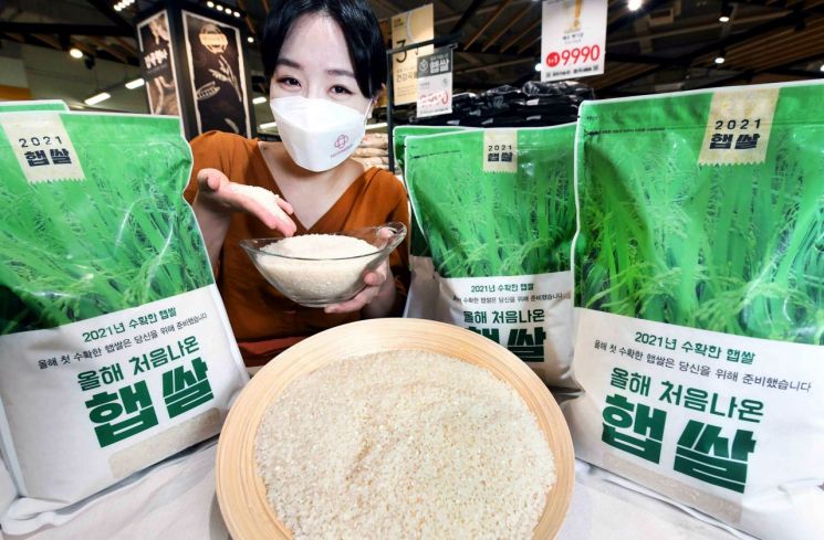 모델이 24일 서울 등촌동 홈플러스 강서점에서 올해 첫 수확한 햅쌀을 선보이고 있다.