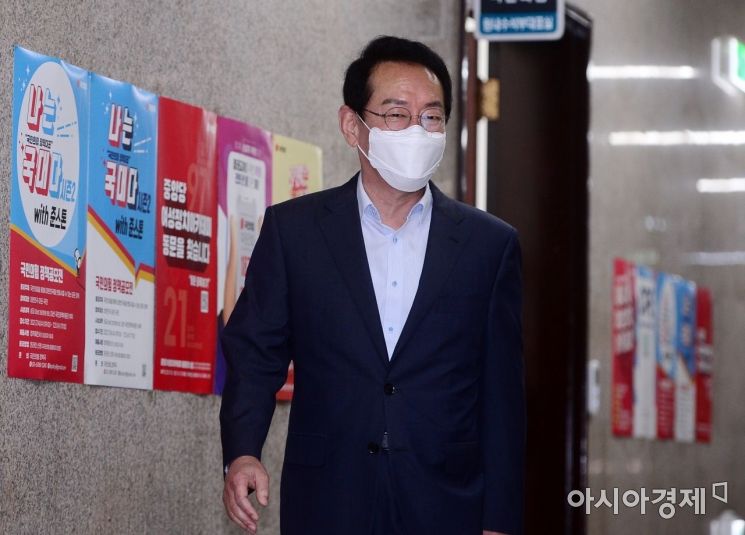 김도읍 국민의힘 정책위의장이 24일 국회에서 열린 권익위 조사 결과 관련 긴급 최고위원회의에 참석하고 있다./윤동주 기자 doso7@
